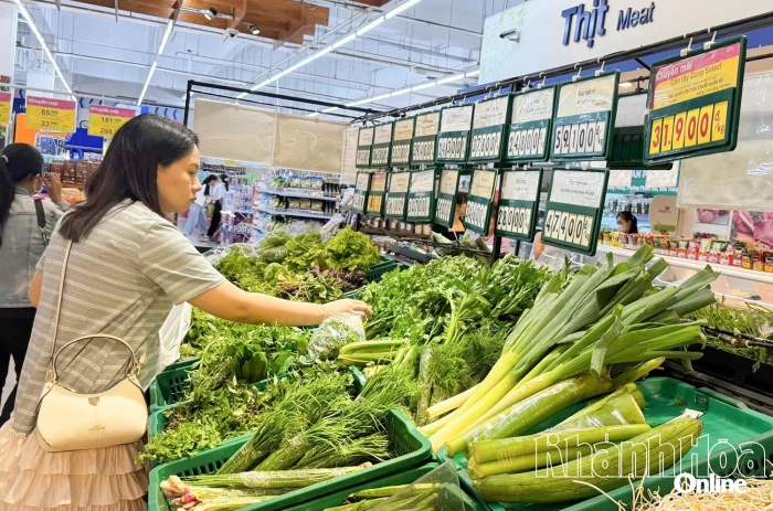 Bình ổn hàng hóa sau mưa lũ