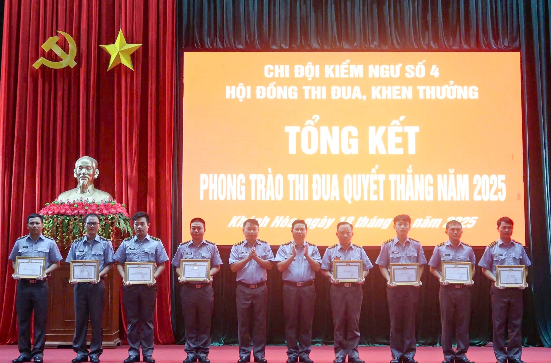 Chỉ huy chi đội trao thưởng cho các tập thể, cá nhân xuất sắc.