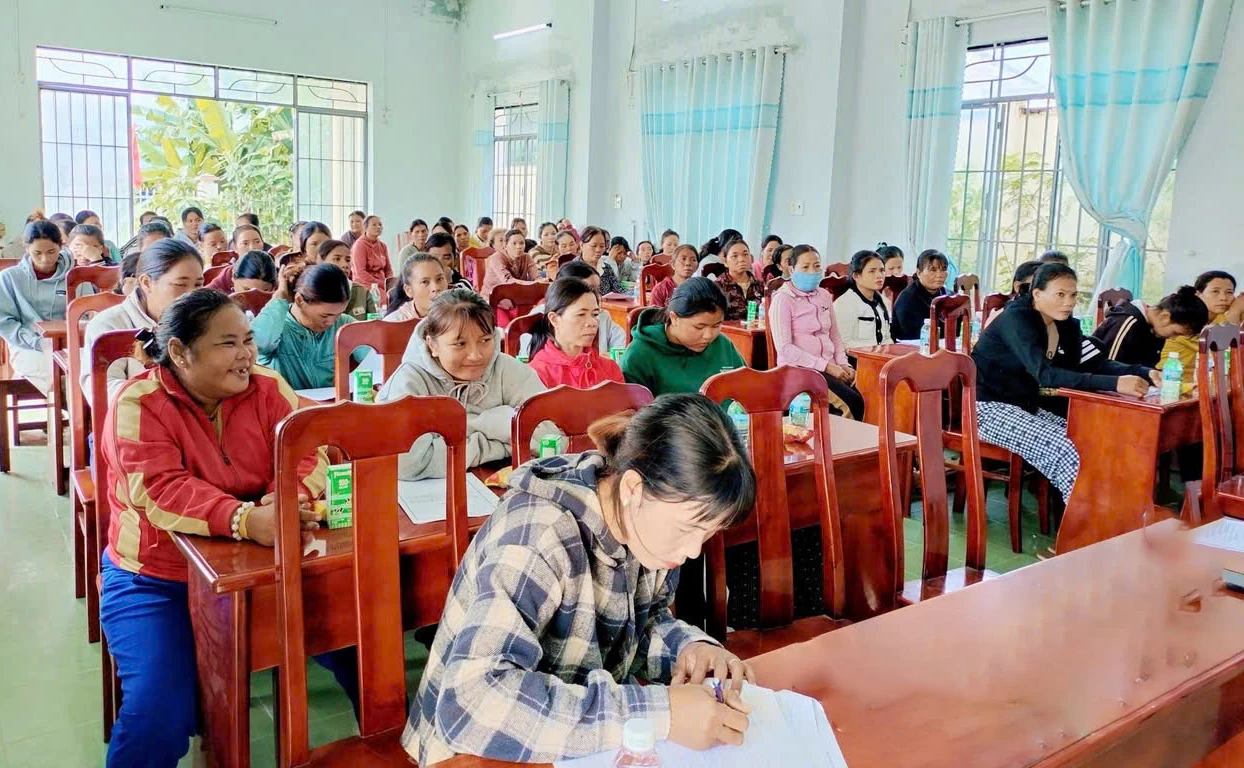 Hội viên, phụ nữ tham gia tập huấn.