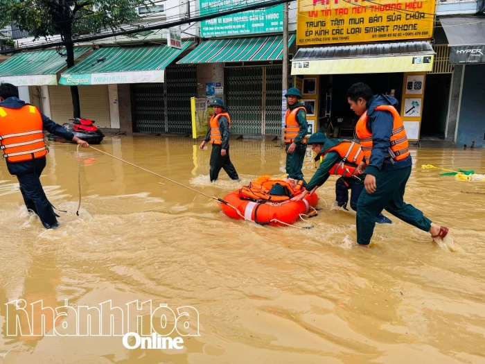 Nhiều khu vực ở phường Tây Nha Trang vẫn bị ngập 