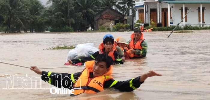 Chiến sĩ công an đu dây cứu người dân trong vùng lũ