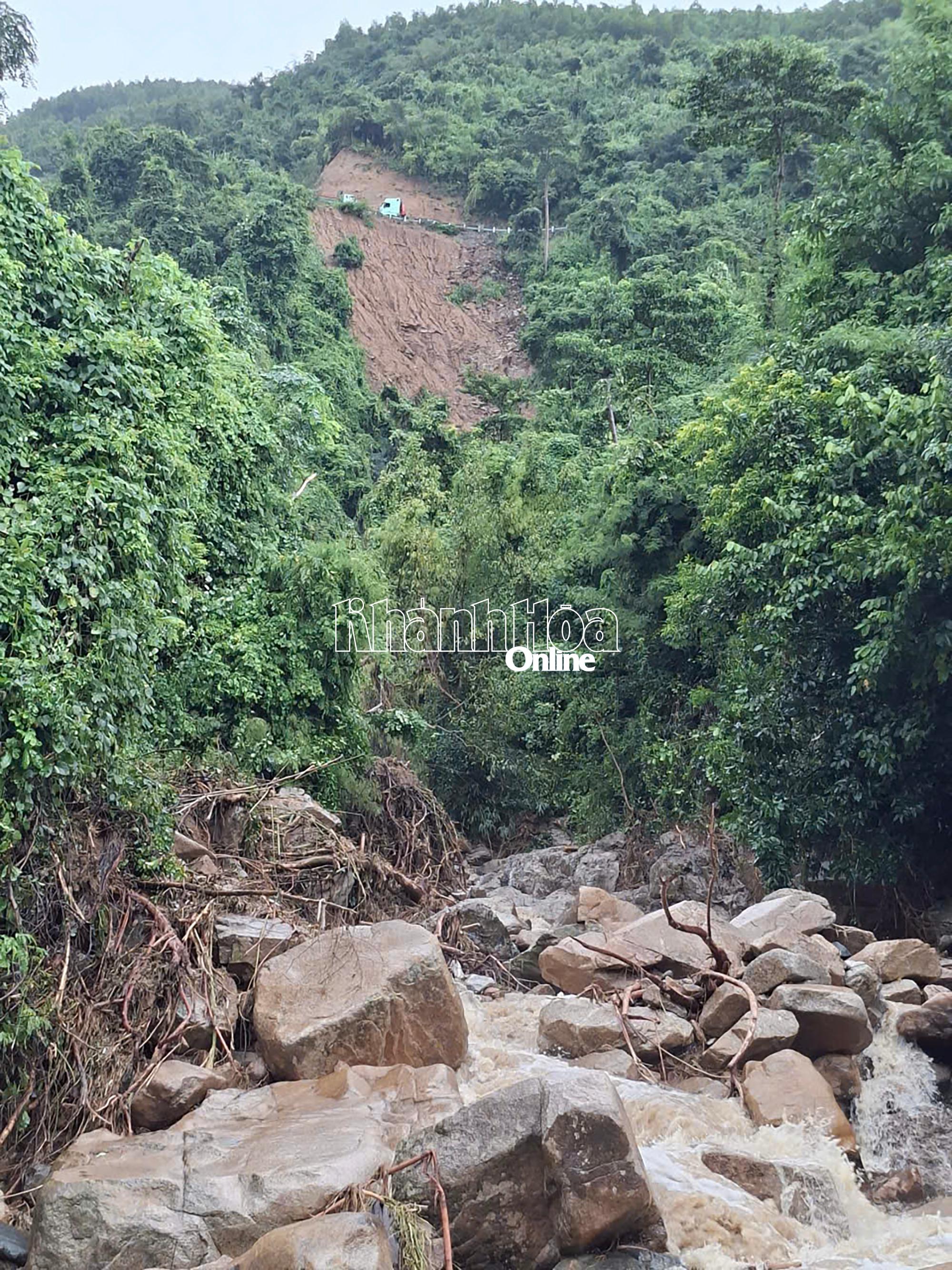 Khu vực phát hiện nạn nhân ven suối Tường Vy, cách điểm sạt lở khoảng 1 km. (Ảnh do lực lượng tìm kiếm cung cấp)
