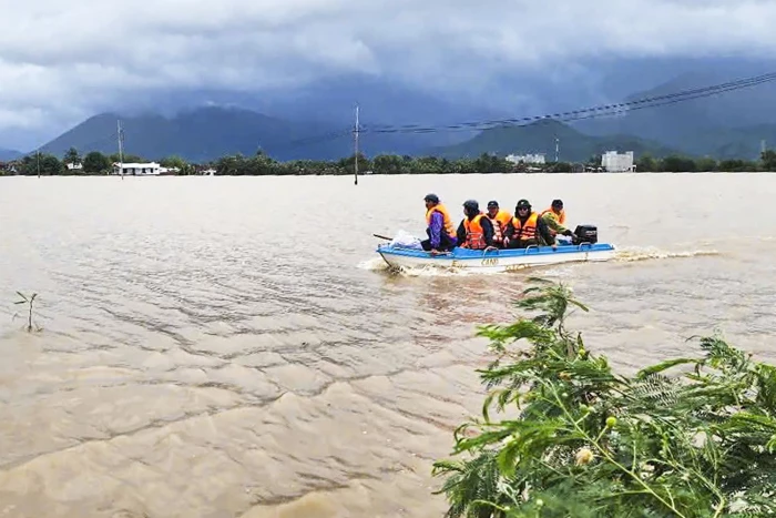 Cán bộ, chiến sĩ lực lượng vũ trang tỉnh: Căng mình giúp dân trong mưa lũ