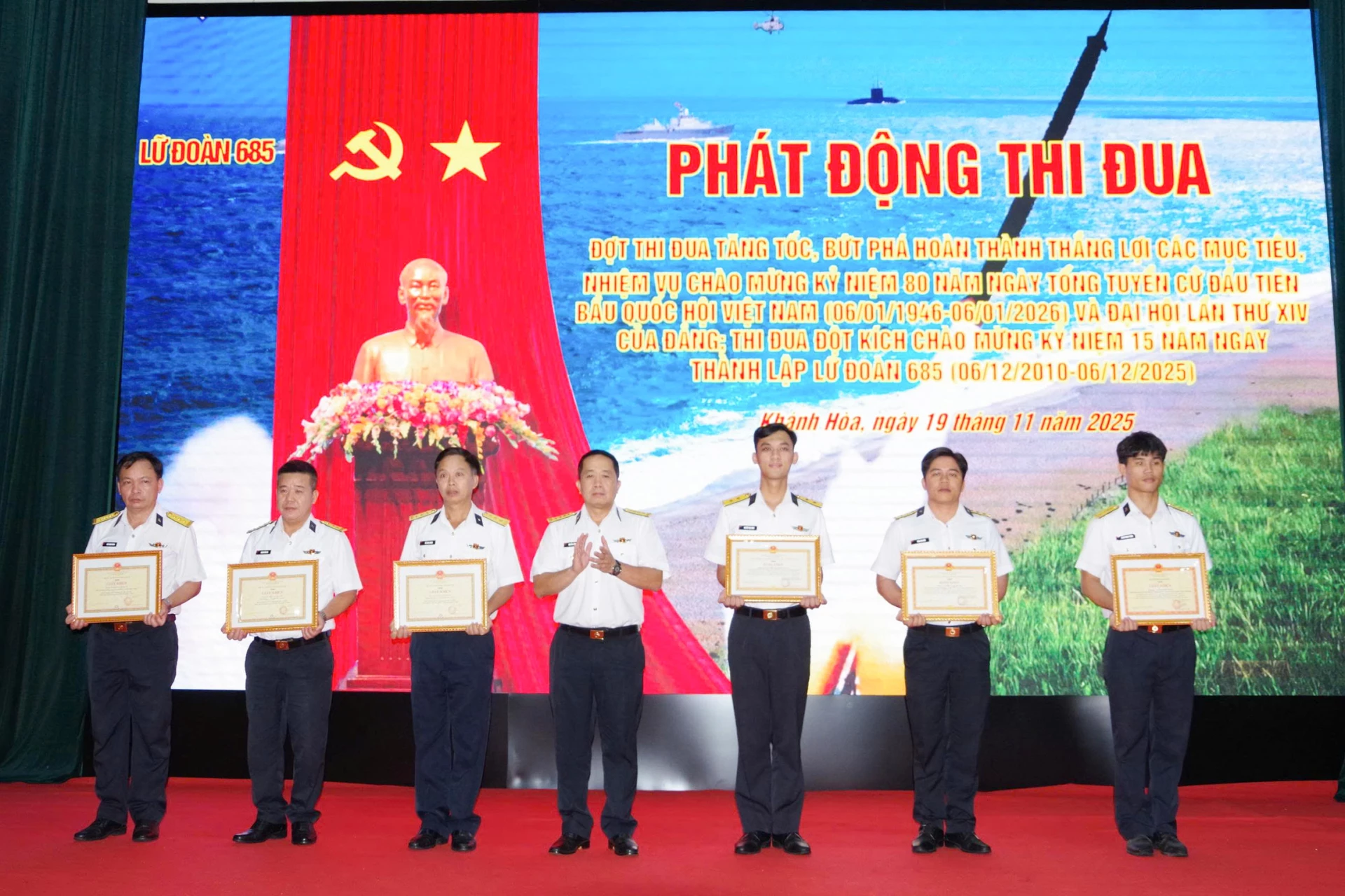 Đại tá Nguyễn Vĩnh Nam trao thưởng cho tập thể, cá nhân có thành tích tốt.