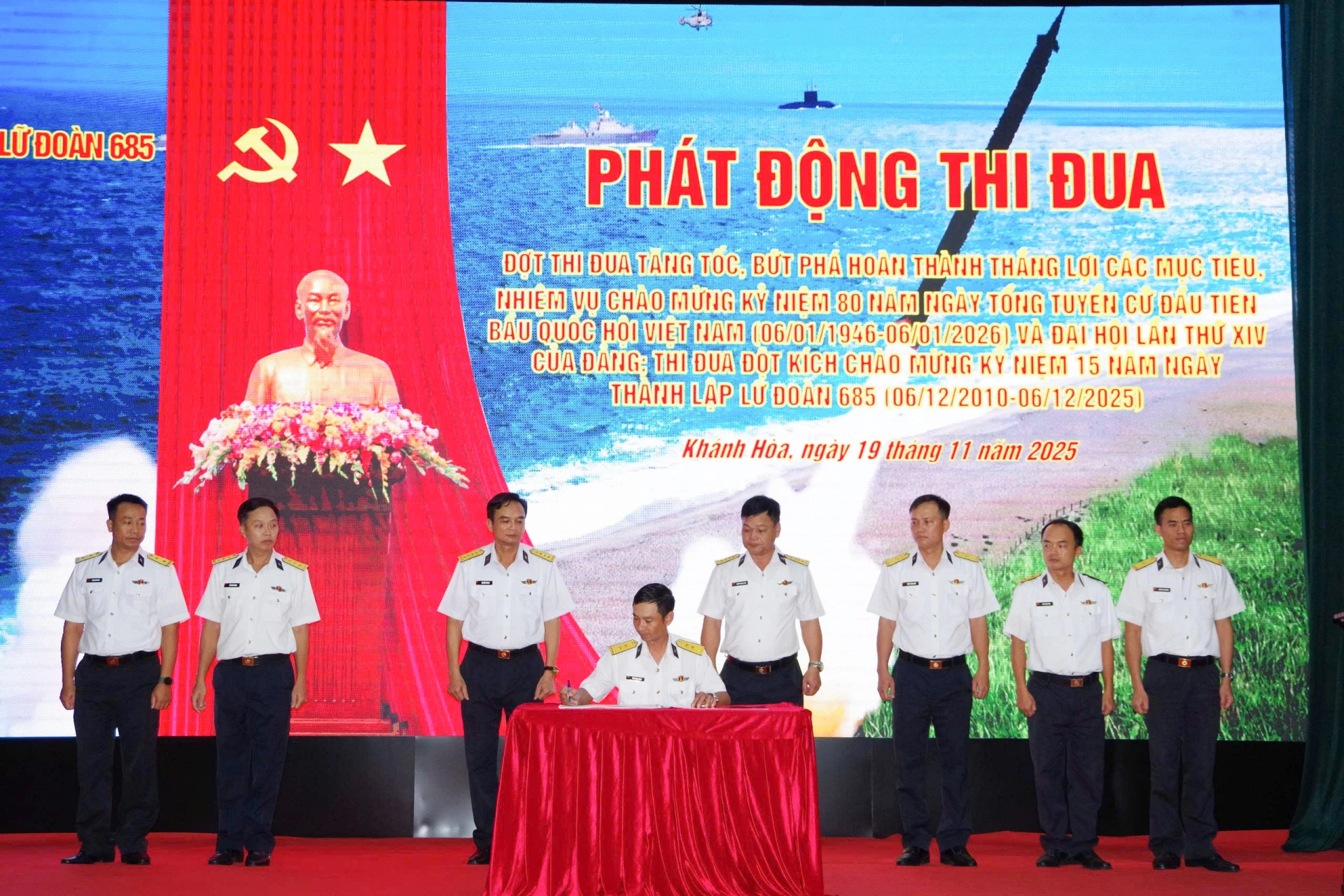 Các cơ quan, đơn vị ký kết giao ước thi đua.