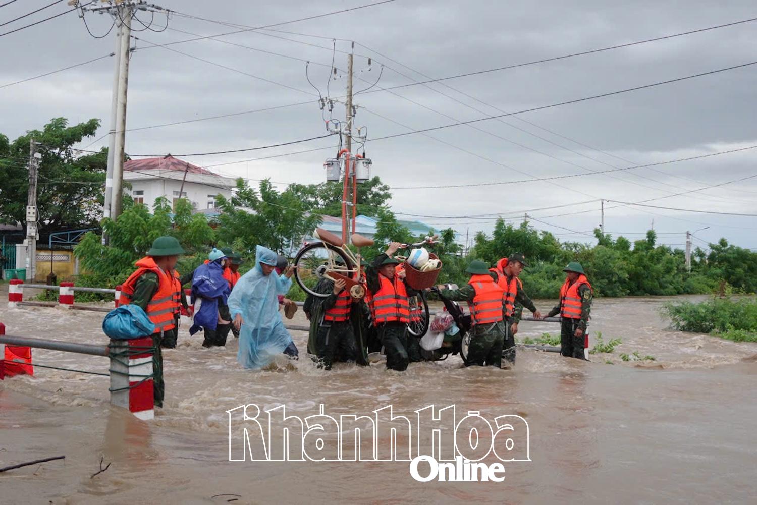 Các chiến sĩ Lữ đoàn 5 luôn có mặt lúc người dân cần nhất.