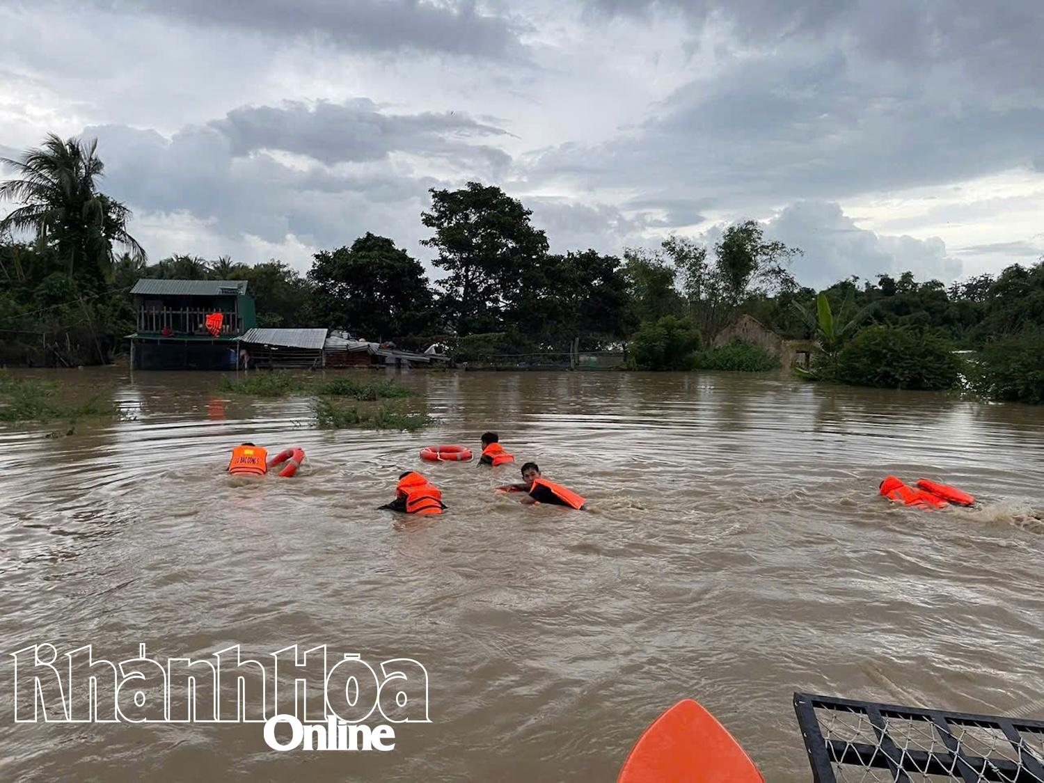 Các chiến sĩ Lữ đoàn 5 luôn có mặt khi người dân cần nhất.