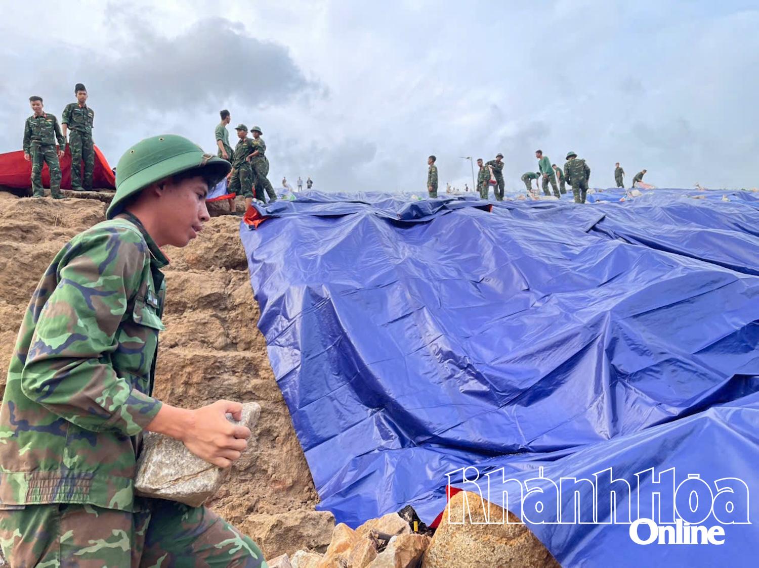 Kiên cường dựng từng mảng gia cố.