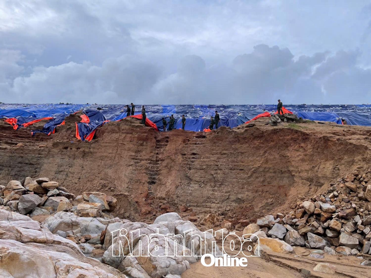 Lữ đoàn 5 triển khai lực lượng quy mô lớn gia cố đập hồ nước ngọt có nguy cơ vỡ cục bộ.