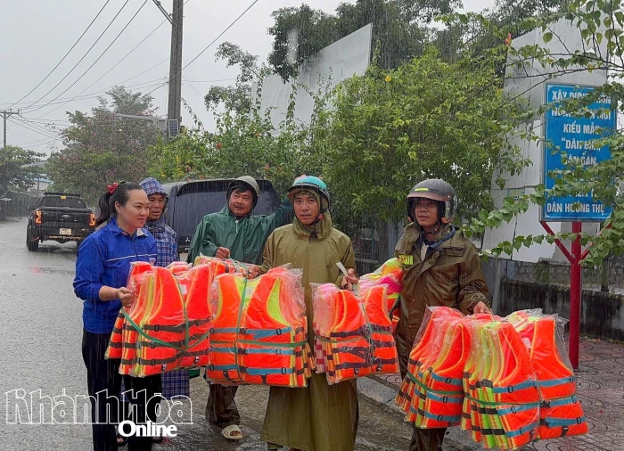 Tặng áo phao cho các vùng bị ngập lụt thôn Phước Thiện, xã Phước Hậu