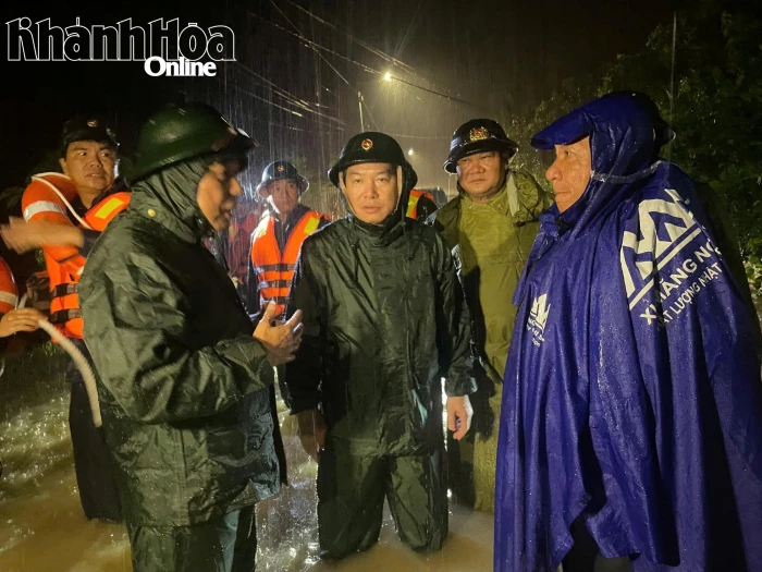 Phó Bí thư Thường trực Tỉnh ủy Hồ Xuân Trường kiểm tra tình hình ngập lụt tại phường Ninh Hòa