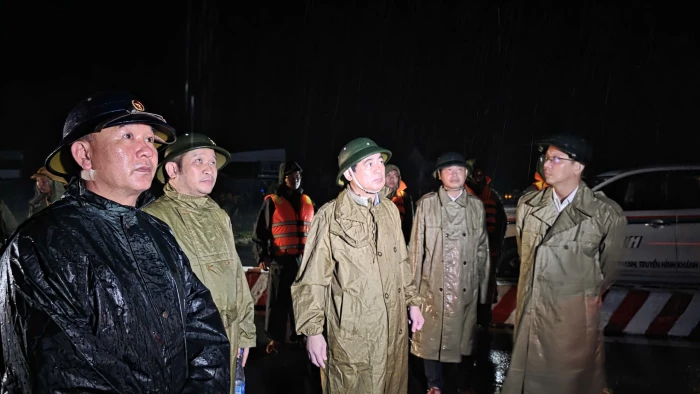 Bí thư Tỉnh ủy Nghiêm Xuân Thành xuyên đêm chỉ đạo cứu người trong lũ dữ