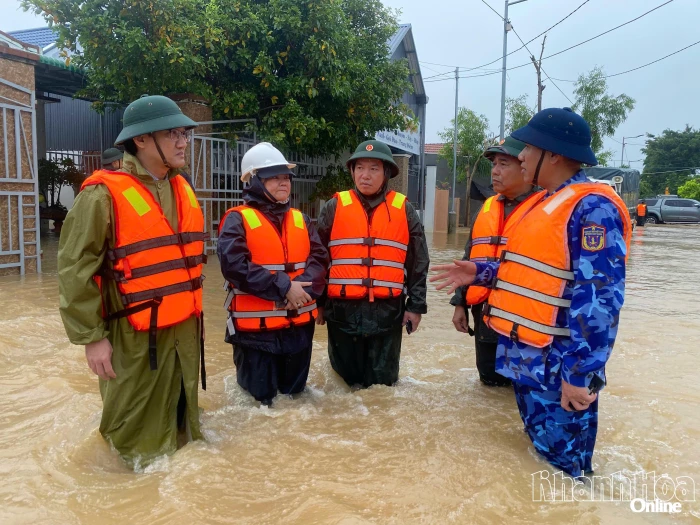 Phó Bí thư Thường trực Tỉnh ủy Hồ Xuân Trường kiểm tra, chỉ đạo cứu trợ người dân bị cô lập do ngập lụt