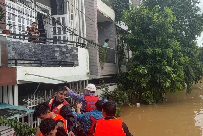 Nhà máy X52 tham gia cứu trợ vùng lũ