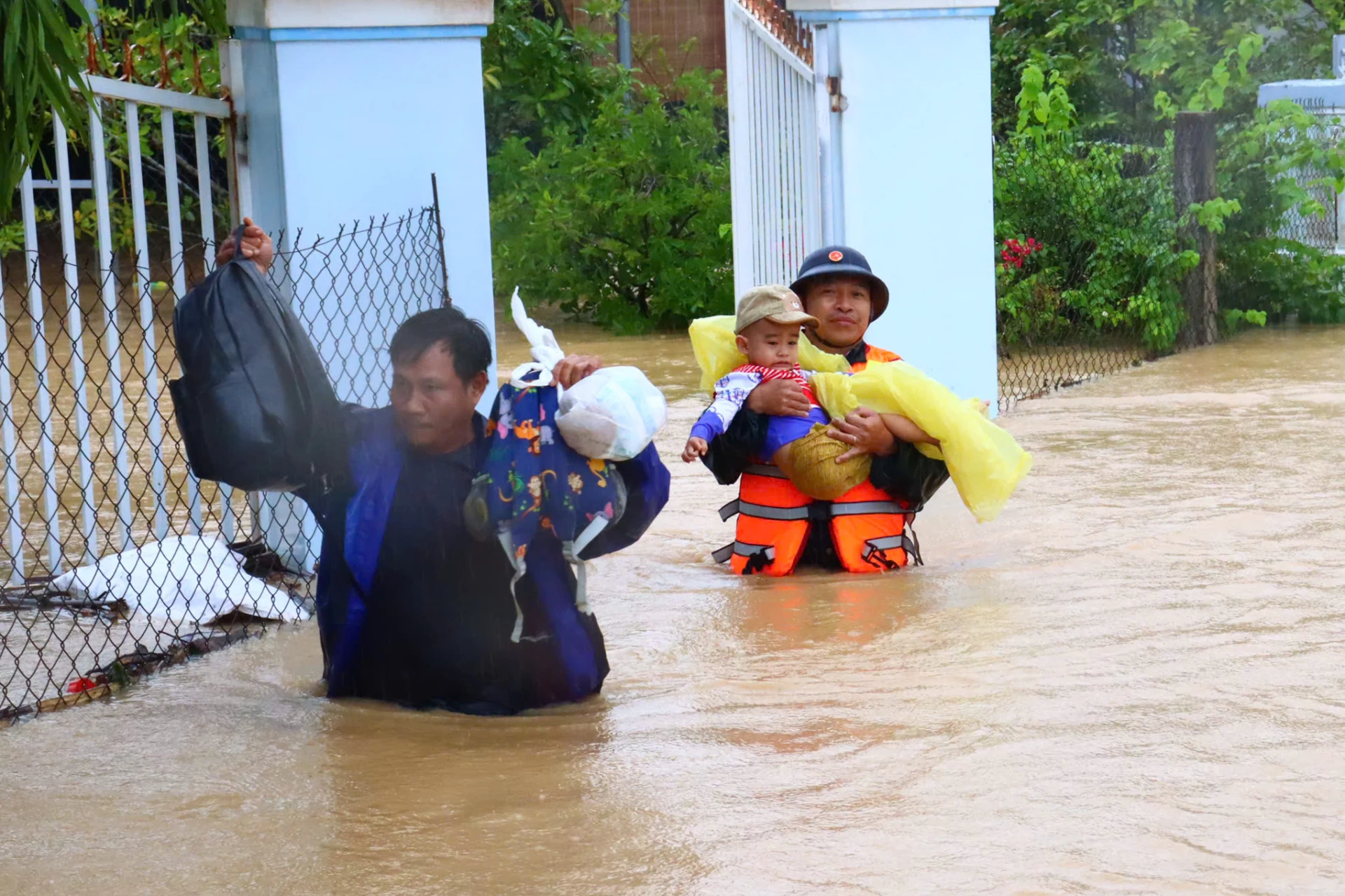 Lực lượng của Học viện Hải quân ứng cứu người dân trong mưa lũ tại xã Suối Hiệp.