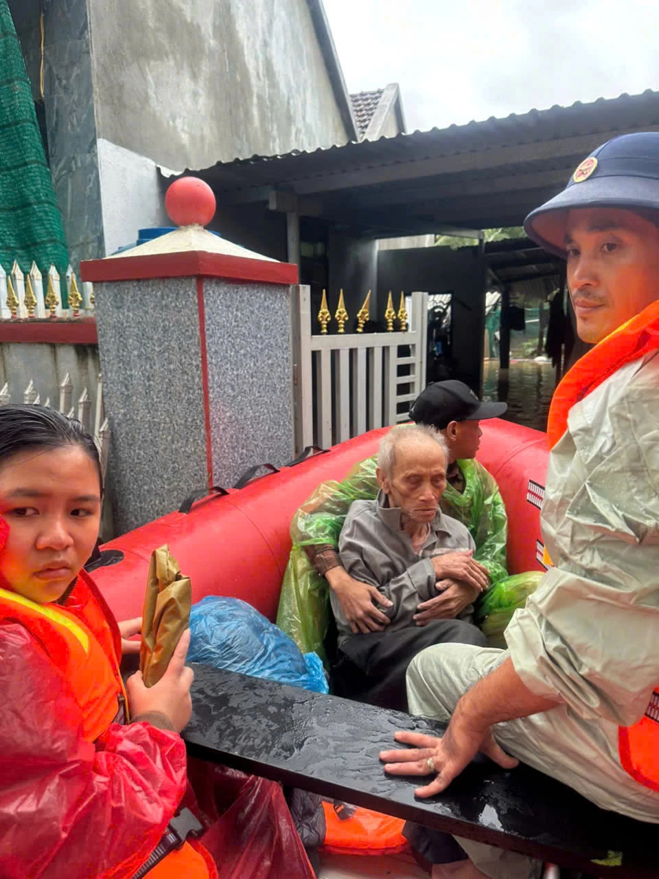 Tham gia ứng cứu người dân tại phường Ninh Hòa.