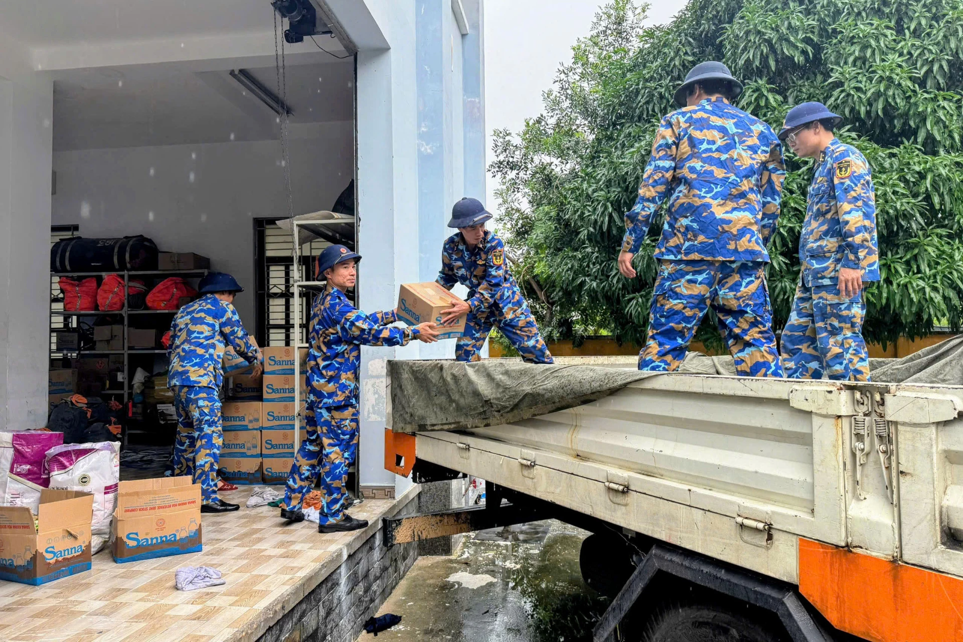 Cán bộ, chiến sĩ đơn vị vận chuyển hàng hỗ trợ cho người dân.