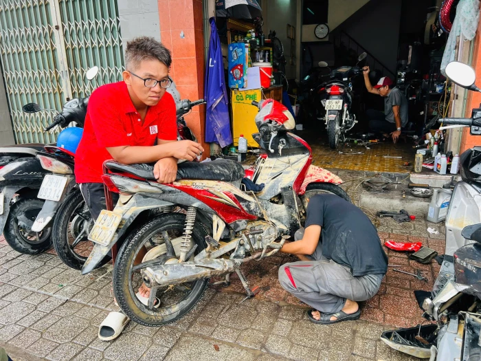 Nhu cầu sửa chữa xe máy, ô tô tăng vọt sau trận lũ lịch sử