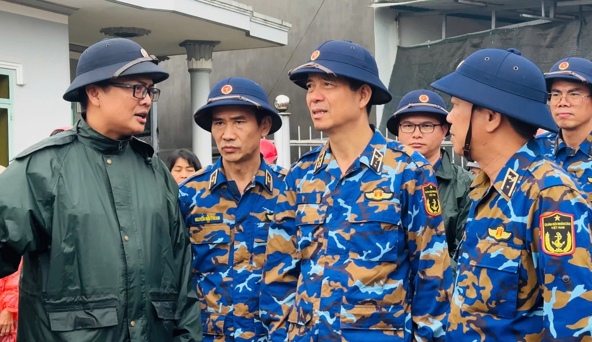 Phó Đô đốc Nguyễn An Phong - Chính ủy Quân chủng Hải quân kiểm tra, nắm tình hình các lực lượng của Học viện Hải quân tham gia ứng cứu người dân.