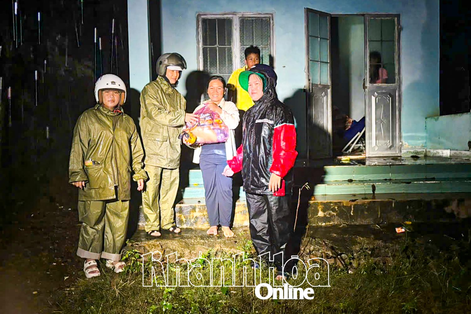  Hội Liên hiệp Phụ nữ xã Tây Ninh Hòa vận động mạnh thường quân tặng nước, nhu yếu phẩm cần thiết và hỗ trợ kịp thời phục vụ nhu cầu tạm thời của người dân.