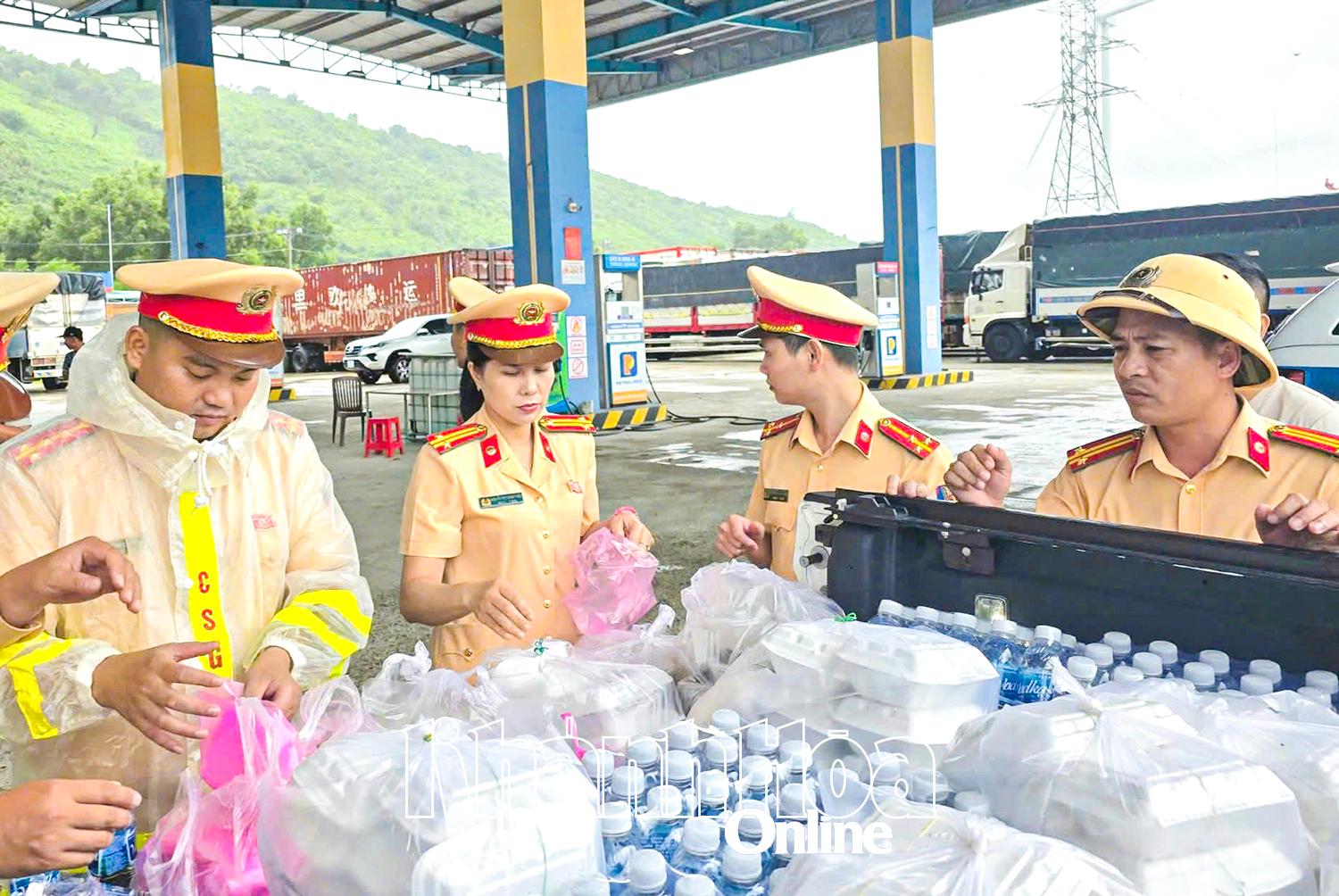  Phòng 
Cảnh sát giao thông Công an tỉnh 
hỗ trợ 300 suất cơm 
và nước uống 
cho các tài xế bị kẹt xe trong ngày 21-11 trên Quốc lộ 1, đoạn qua địa phận xã Thuận Bắc.