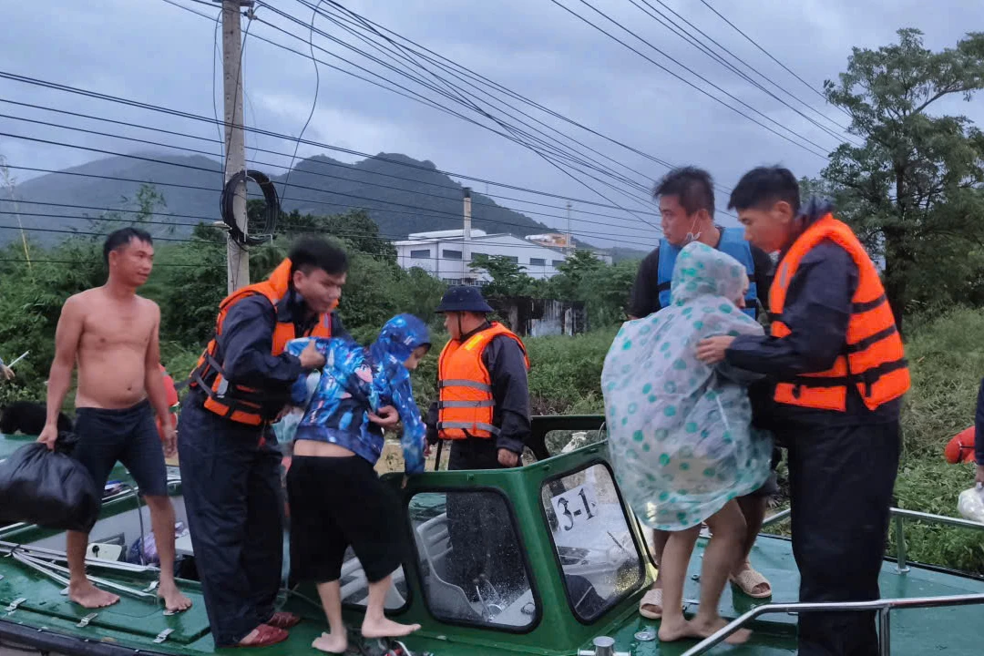 Các bộ, chiến sĩ lữ đoàn ứng cứu người dân.