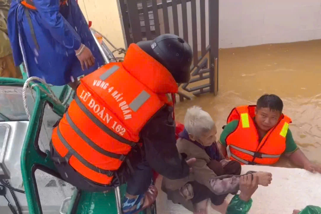 Đối tượng ưu tiên là trẻ em, phụ nữ và người già.