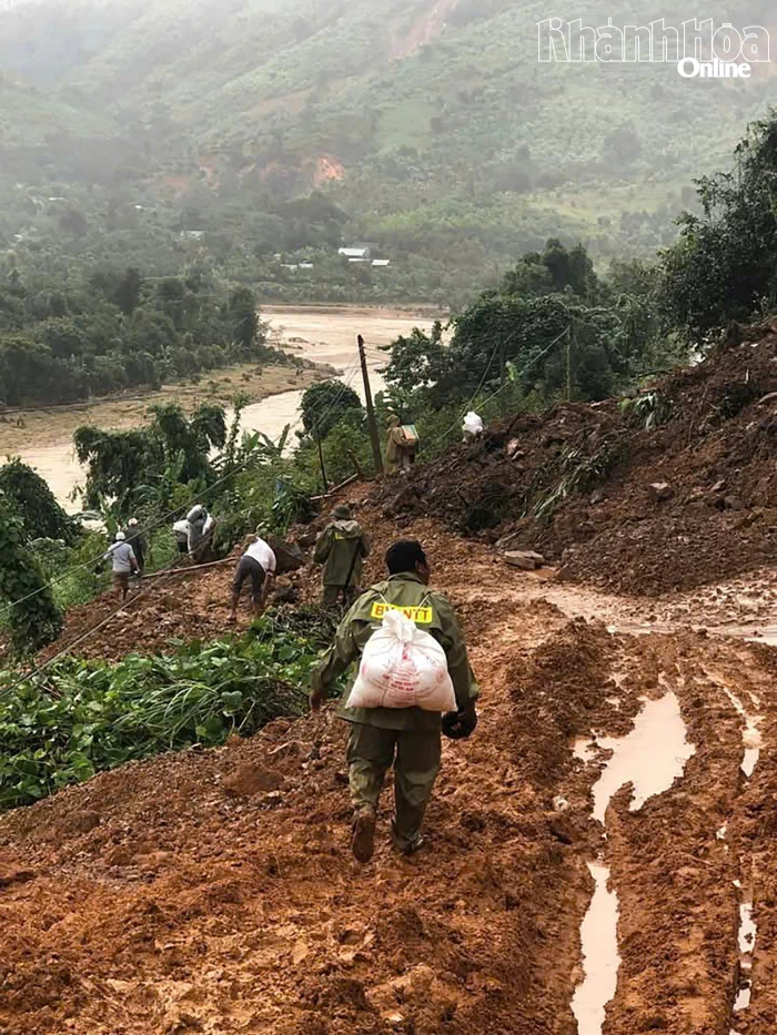 Xã Tây Khánh Sơn nỗ lực tiếp tế nhu yếu phẩm cho 60 hộ dân thôn Tà Giang 2, Ko Róa đang bị cô lập 