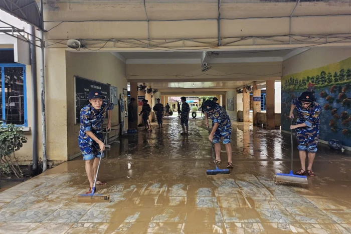 Gần 400 cán bộ, học viên Học viện Hải quân giúp nhân dân sau lũ  