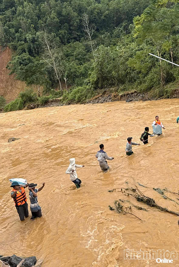 Xã Khánh Sơn có 124 hộ dân ở thôn Tà Lương vẫn đang bị cô lập