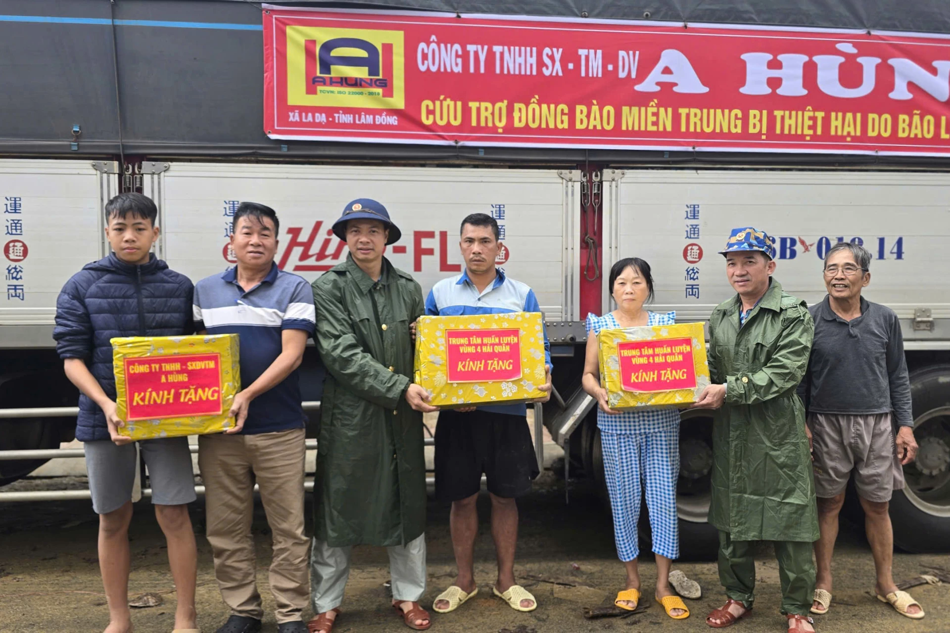 Chỉ huy trung tâm cùng doanh nghiệp trao quà đến người dân.