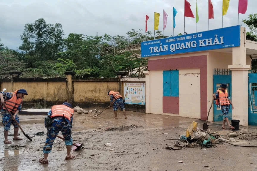 Cán bộ, chiến sĩ trung tâm hỗ trợ các địa phương dọn vệ sinh.