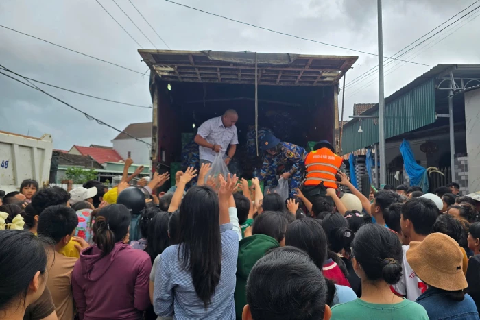 Trung tâm Huấn luyện Vùng 4 phối hợp với doanh nghiệp hỗ trợ Nhân dân vùng lũ Diên Điền