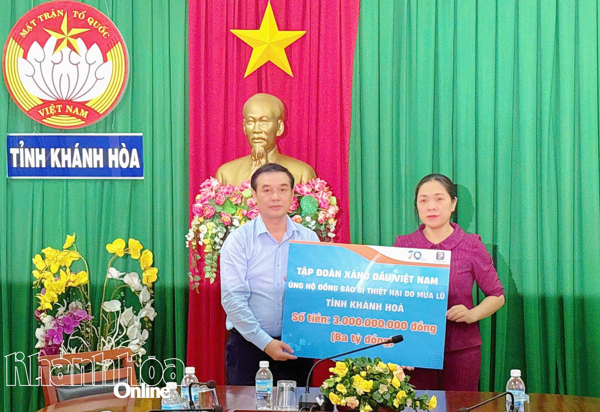 Đại diện Công ty TNHH MTV Petrolimex Khánh Hòa trao bảng tượng trưng 3 tỷ đồng cho Uỷ ban MTTQ Việt Nam tỉnh.