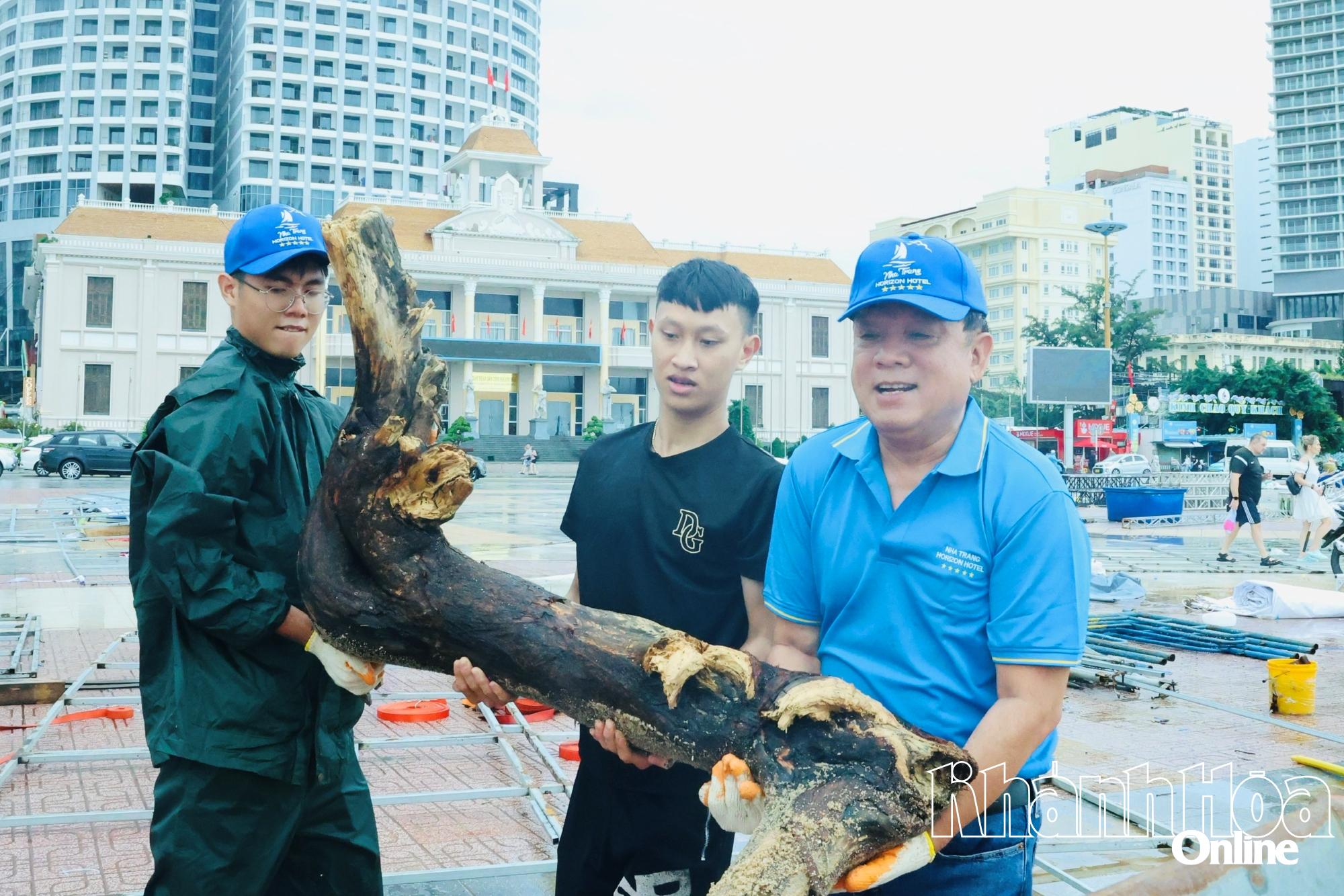 Ông Hoàng Văn Vinh - nguyên Chủ tịch Hiệp hội Du lịch Khánh Hòa cũng đến tham gia dọn rác