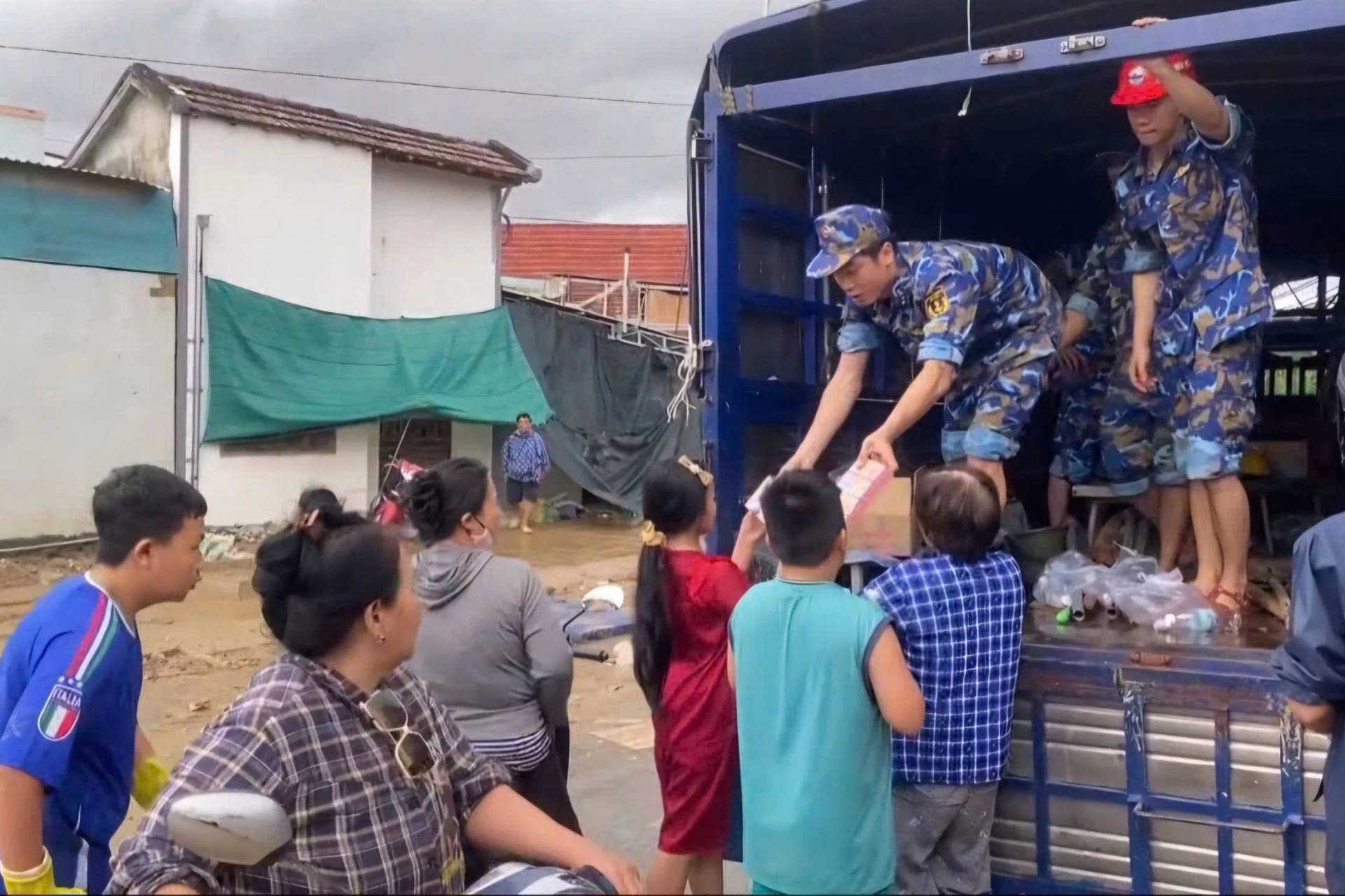 Hỗ trợ nhu yếu phẩm cho người dân vùng bị thiệt hại do lũ lụt.