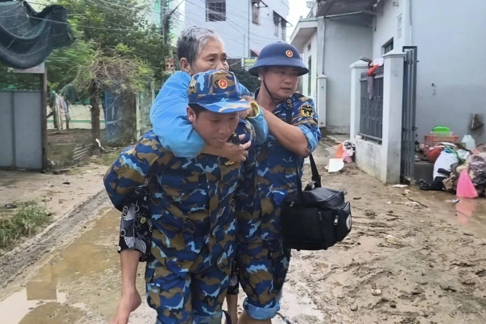 Kịp thời sơ cứu, đưa người cao tuổi bị tai biến đến nơi điều trị.