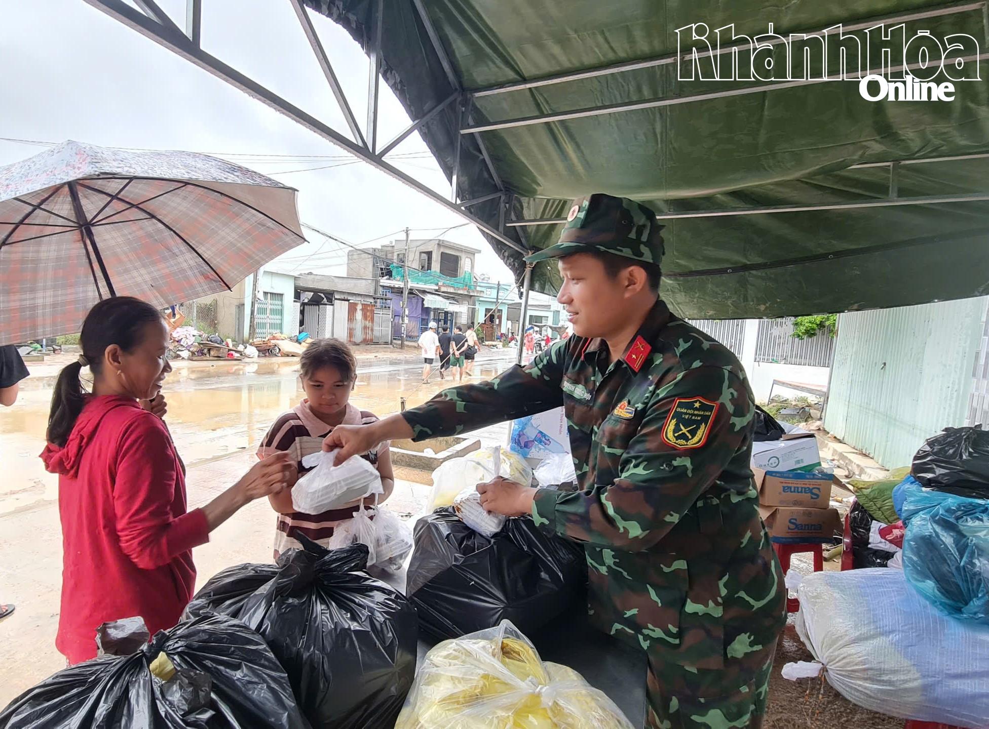 Người dân xã Diên Điền nhận suất cơm tại trạm cứu trợ trên địa bàn xã.
