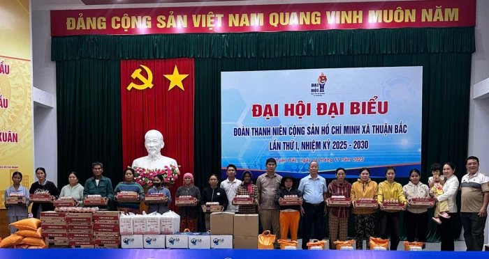 Trao 453 phần nhu yếu phẩm cho người dân xã Thuận Bắc bị thiệt hại do mưa lũ