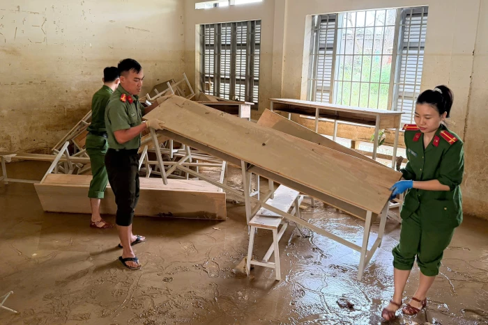 Đoàn Thanh niên Công an tỉnh hỗ trợ các trường học khắc phục hậu quả sau mưa lũ