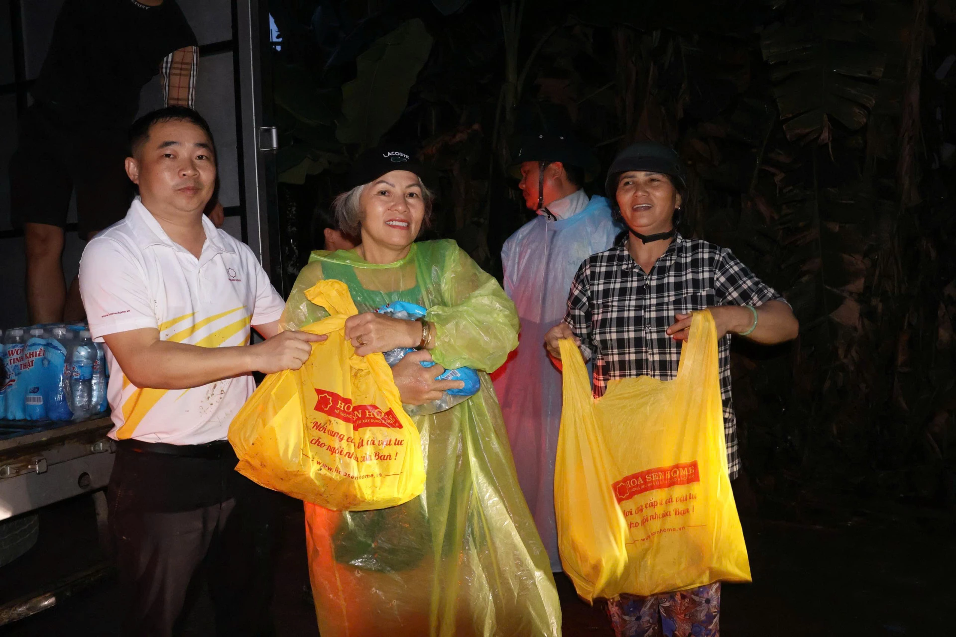 Ông Lương Xuân Thuận - Phó Giám đốc Miền Trung, Tập đoàn Hoa Sen tặng quà cho người dân xã Diên Lạc.