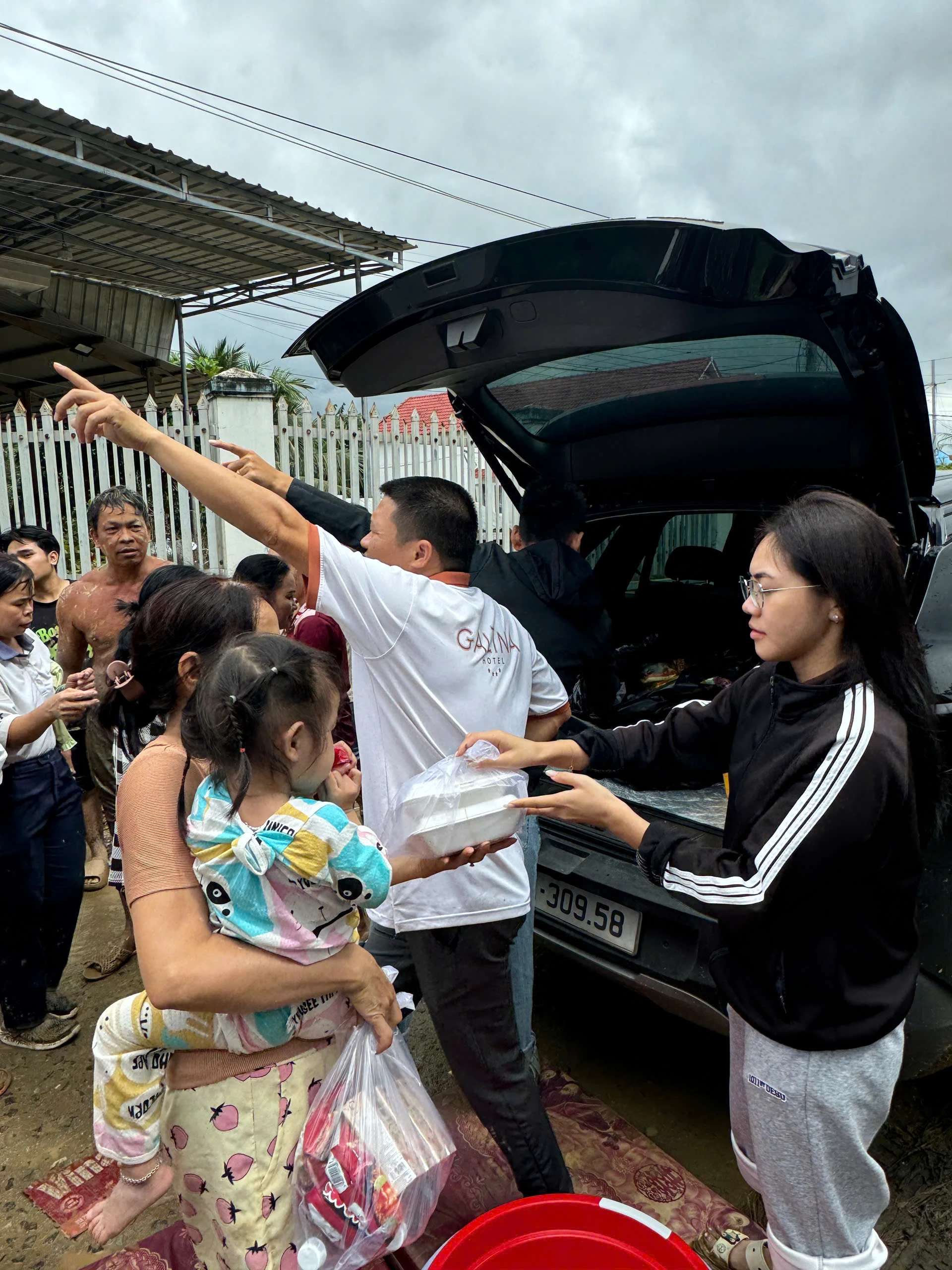 Hai Dang Company Limited employees give meals to people in flood-affected areas.