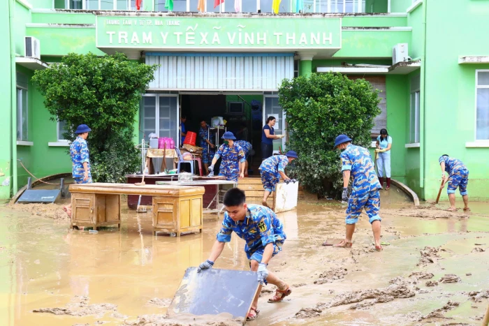 Học viện Hải quân sát cánh hỗ trợ người dân vượt qua thiên tai