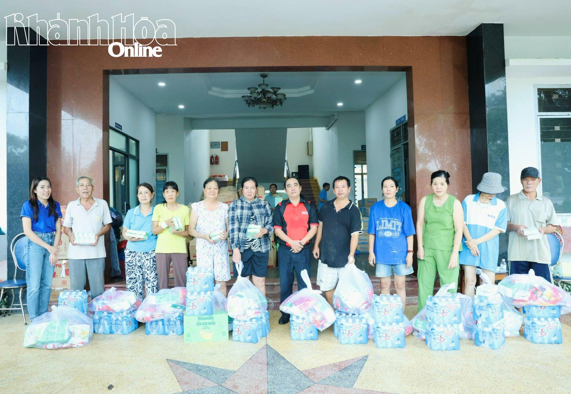 Lãnh đạo Báo và Phát thanh, Truyền hình Khánh Hòa và đại diện Vietravel trao quà tặng cho người dân xã Diên Khánh