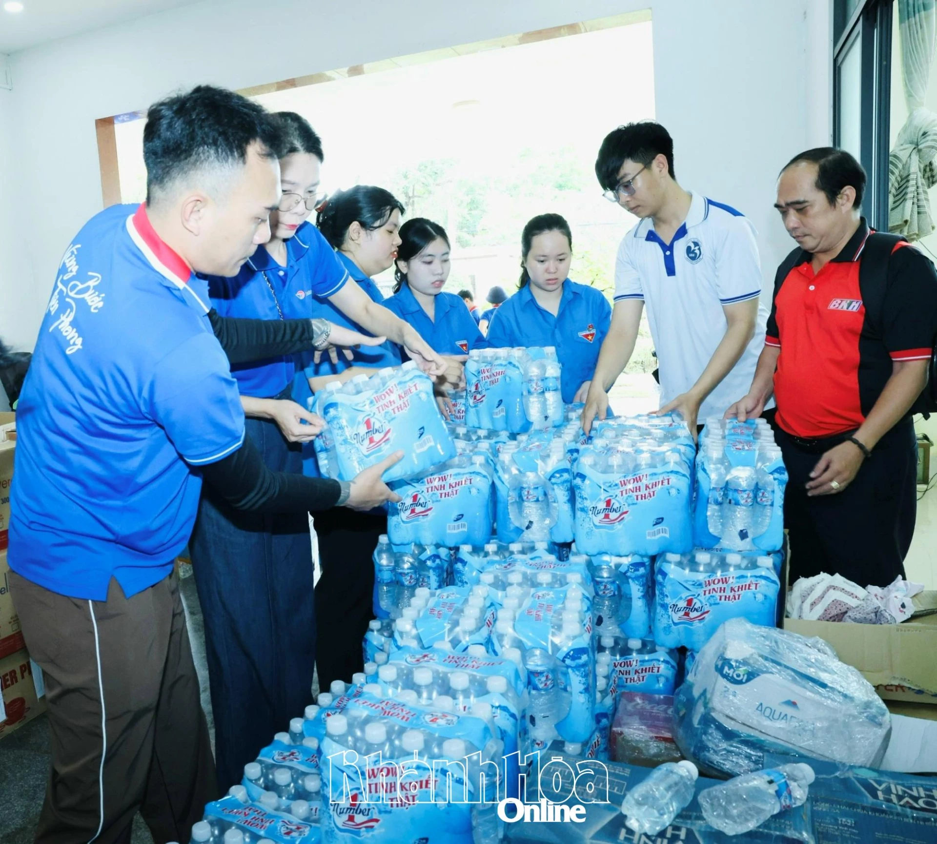 Lãnh đạo Báo và Phát thanh, truyền hình Khánh Hòa cùng nhân viên Vietravel đang sắp xếp quà tặng cho người dân xã Diên Khánh