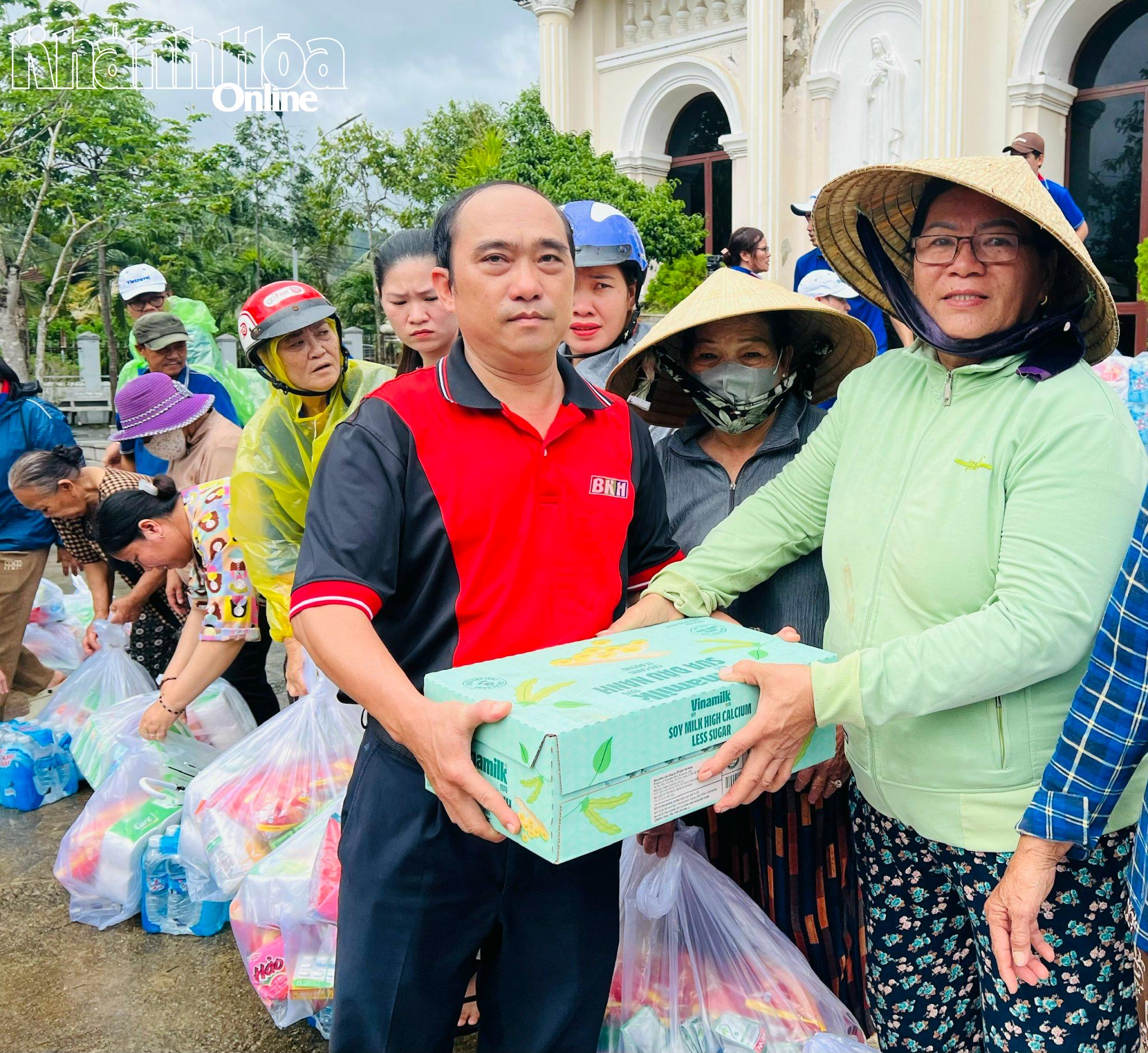 Ông Nguyễn Xuân Duy - Phó Giám đốc Báo và Phát thanh, truyền hình Khánh Hòa tặng quà cho người dân ở Diên Điền
