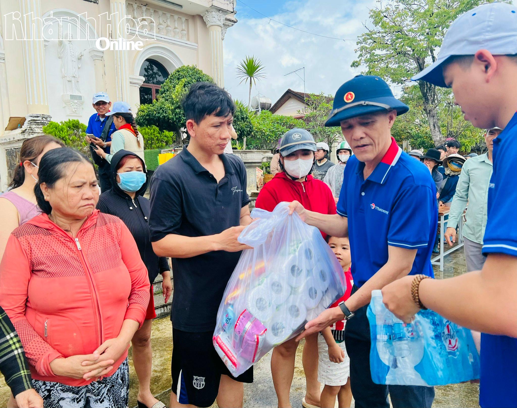 Ông Đoàn Hải Quân - Giám đốc Vietravel Khánh Hòa trao quà tặng cho người dân thôn Tây 3 xã Diên Điền