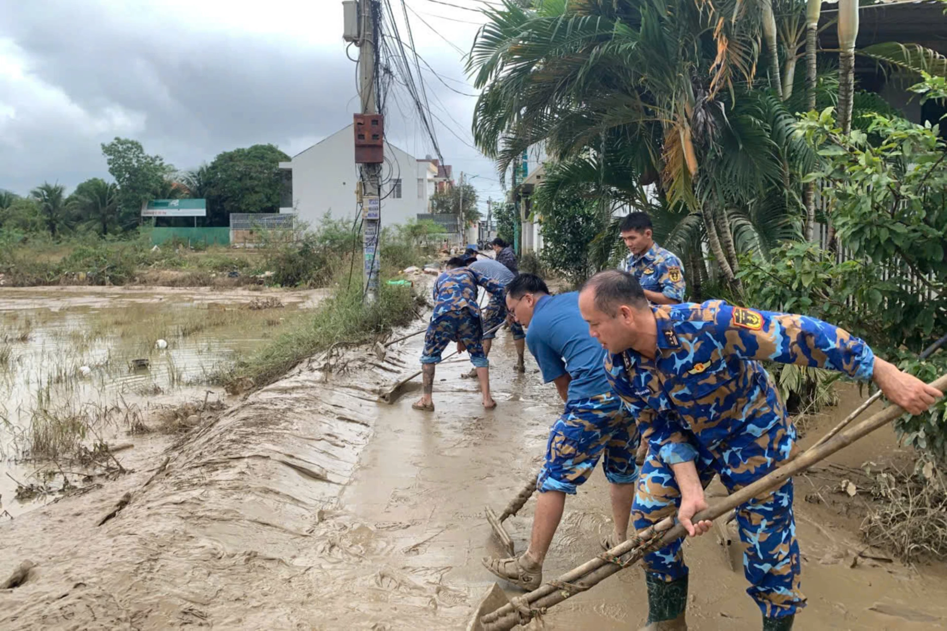 Giúp người dân sớm trở lại nhịp sống thường ngày