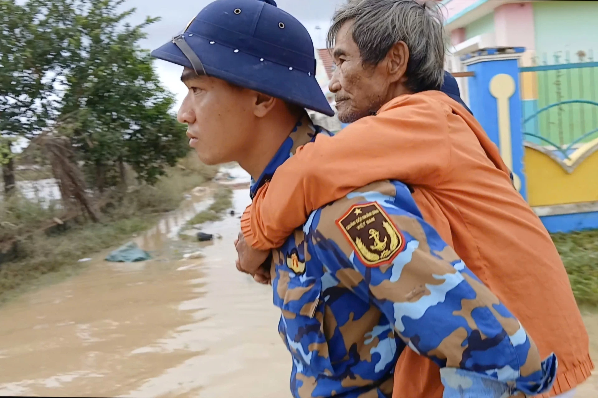 Cán bộ, chiến sĩ Tiểu đoàn 458 hỗ trợ nhân dân xã Diên Điền.
