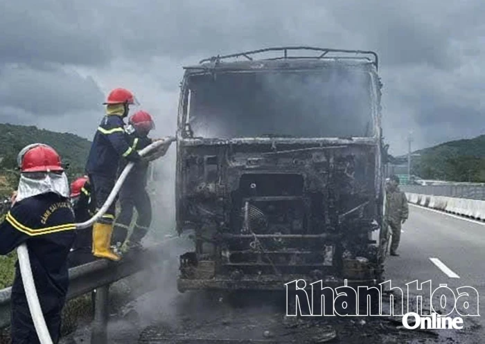 Xe tải chở đá granit bốc cháy trên cao tốc Cam Lâm - Vĩnh Hảo